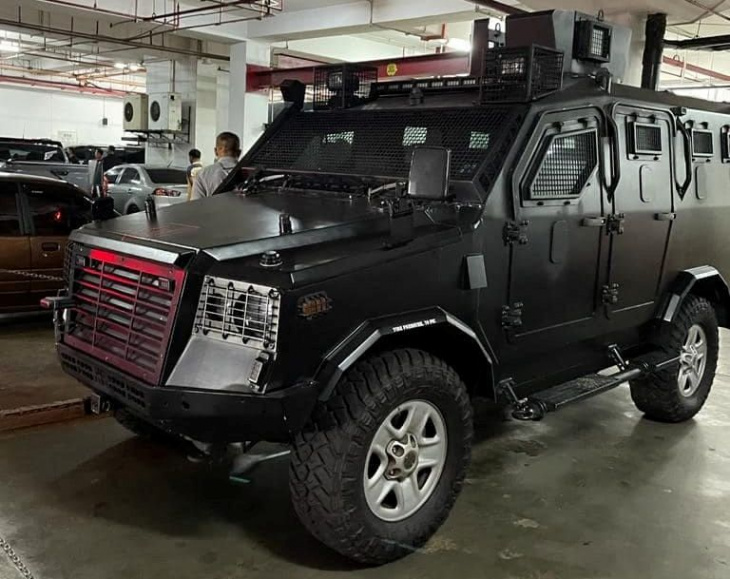 netizens take jibes at armoured vehicle used to escort pm to umno building