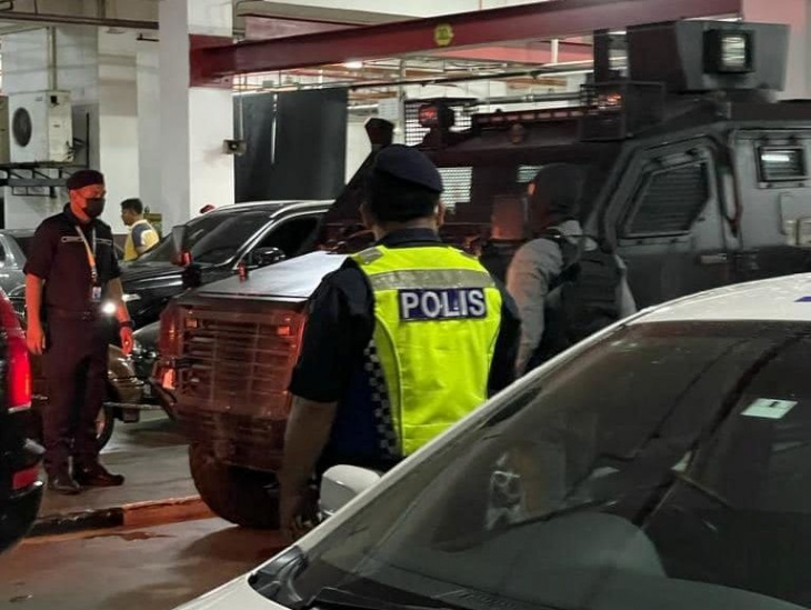 netizens take jibes at armoured vehicle used to escort pm to umno building