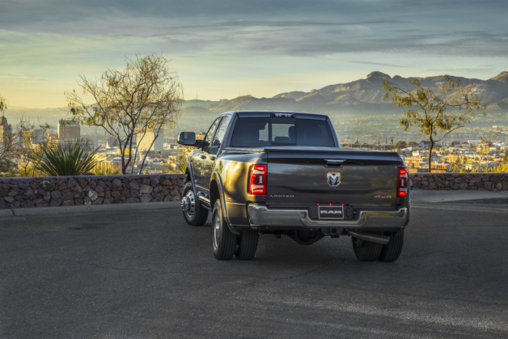 why do some pickup trucks have four rear tires?
