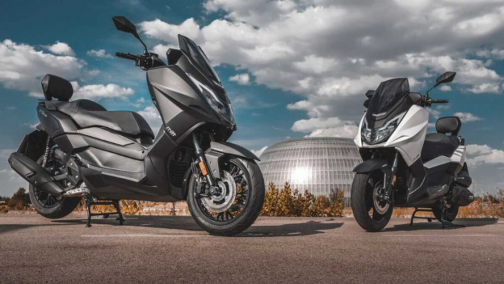 the mitt 330 gts maxi-scooter makes its way to spain