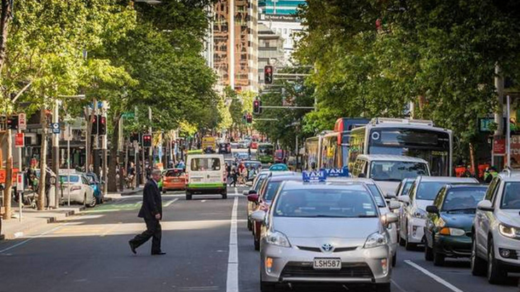 auckland transport starts issuing $150 tickets on section of queen st