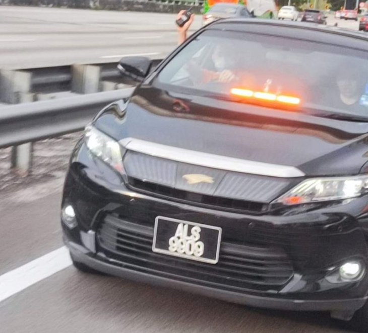 red strobe lights are reserved for ambulance and fire trucks, what's this toyota harrier's excuse?