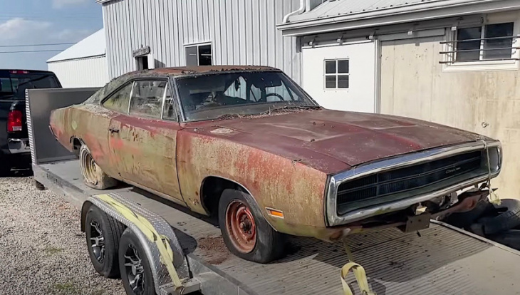 1970 dodge charger sprayed down after 30 years of collecting dust
