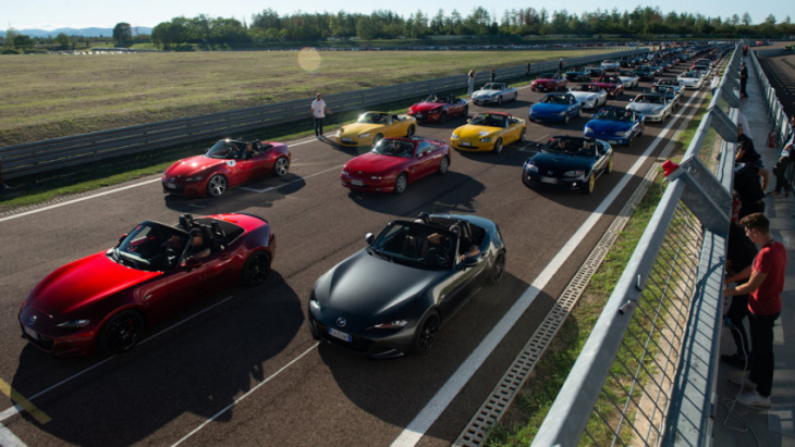 this gathering of mazda mx-5s broke a guinness world record