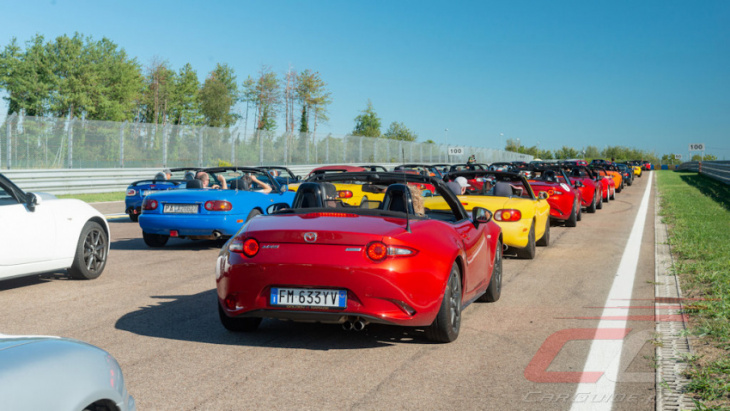 this gathering of mazda mx-5s broke a guinness world record