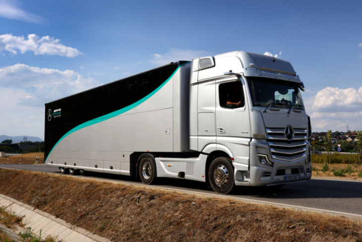 mercedes’ f1 team cut its freight emissions by 89% with biofuel switch