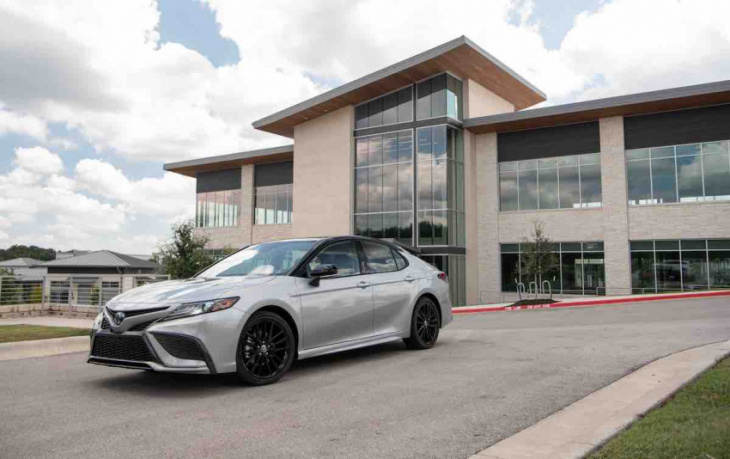 2022 toyota camry hybrid: 7 things consumer reports likes about the midsize sedan