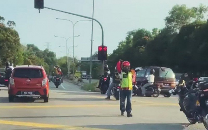 marshal konvoi skuter tahan lalu lintas dipersoal – hanya polis boleh berbuat demikian