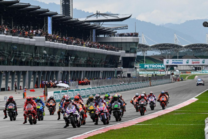over 163,000 motogp fans attended the sepang round