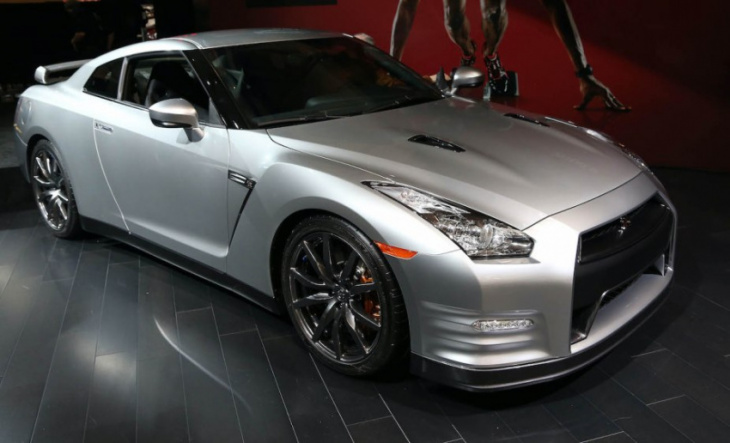 how many kilometers does a nissan gt-r last
