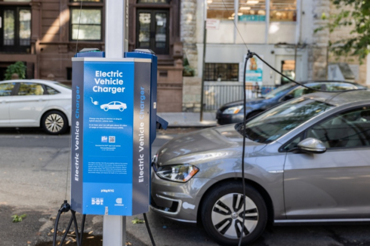 how much does it actually cost to charge an electric car in 2022?