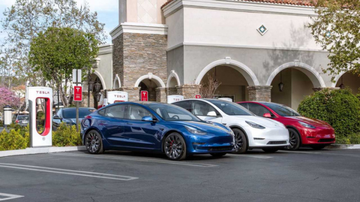 tesla again offers free supercharging for thanksgiving weekend