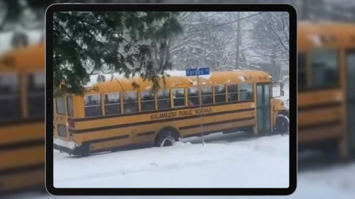 school bus stuck in snow gets hilarious help from the kids inside