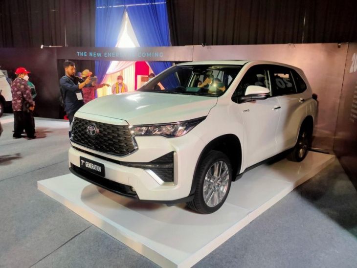 2023 toyota innova debuts in indonesia - hello handsome suv looks and hybrid powertrain
