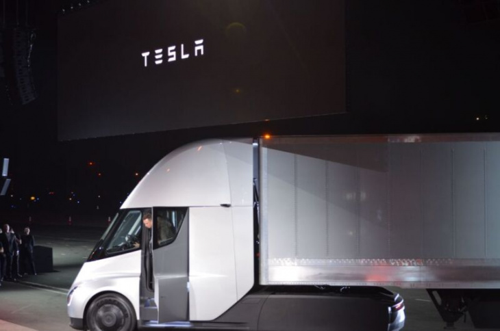 tesla finally delivers first electric semi to pepsi after years of delay
