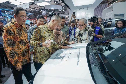 Hyundai Stargazer, Hyundai, Agus Gumiwang Tandatangani STARGAZER Cartenz X, Wujud Apresiasi Upaya Hyundai Dorong Produksi Lokal