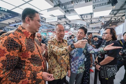 Hyundai Stargazer, Hyundai, Agus Gumiwang Tandatangani STARGAZER Cartenz X, Wujud Apresiasi Upaya Hyundai Dorong Produksi Lokal