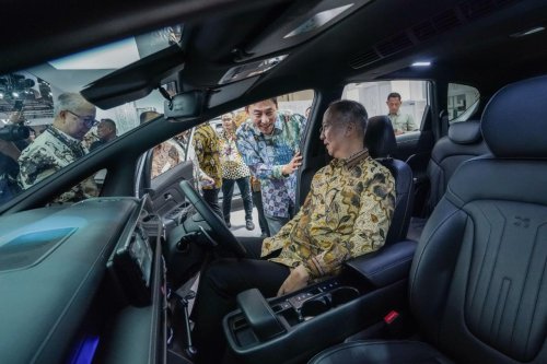Hyundai, Agus Gumiwang Tandatangani STARGAZER Cartenz X, Wujud Apresiasi Upaya Hyundai Dorong Produksi Lokal