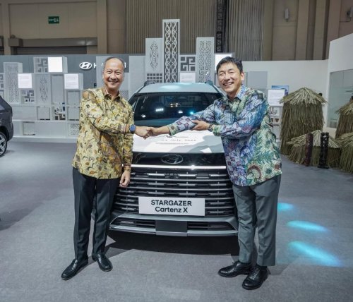 Hyundai Stargazer, Hyundai, Agus Gumiwang Tandatangani STARGAZER Cartenz X, Wujud Apresiasi Upaya Hyundai Dorong Produksi Lokal