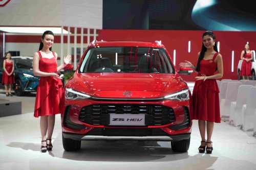 MG, MG4 EV Max Resmi Diluncurkan di GIIAS 2025, Jarak Tempuh 540 Km, Performa Lebih Bertenaga