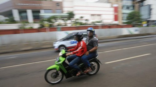 Naik Motor Bawa Anak di Depan? Hati-Hati, Ini Risiko Fatalnya