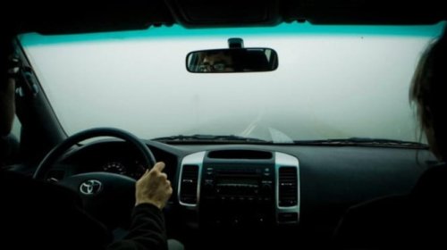Begini Cara Mudah Hilangkan Embun di Kaca Mobil