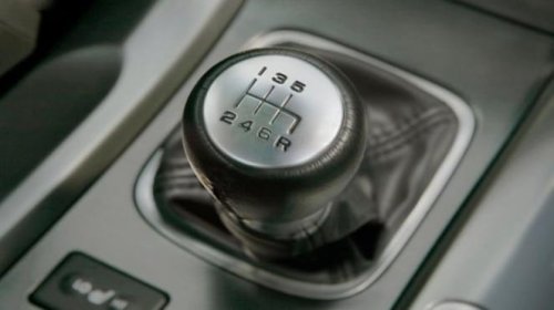 Banyak yang Salah Paham! Ini Fungsi Sebenarnya Huruf “E” di Tuas Transmisi Mobil Manual