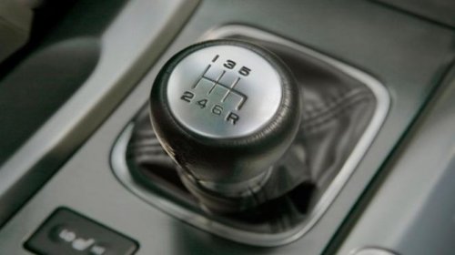 Banyak yang Salah Paham! Ini Fungsi Sebenarnya Huruf “E” di Tuas Transmisi Mobil Manual