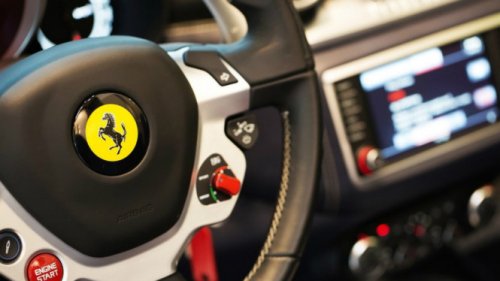 Ferrari, Ferrari Tunda Peluncuran EV Kedua Gara-gara Orang Kaya Masih Cinta Mesin Bensin