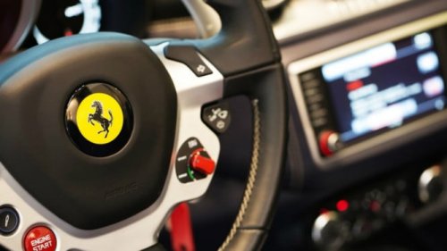 Ferrari, Ferrari Tunda Peluncuran EV Kedua Gara-gara Orang Kaya Masih Cinta Mesin Bensin