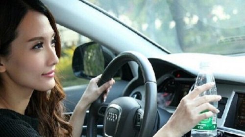 Fakta Mengejutkan! Negara Ini Jadi Satu-satunya yang Masih Izinkan Main Ponsel Saat Berkendara