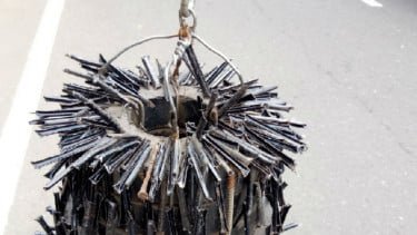 Cara Mudah Bikin Ban Motor Kebal Ranjau Paku