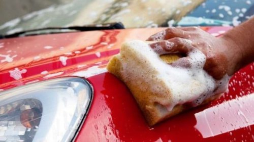 Cara Mudah Bersihkan Getah Pohon dari Bodi Mobil