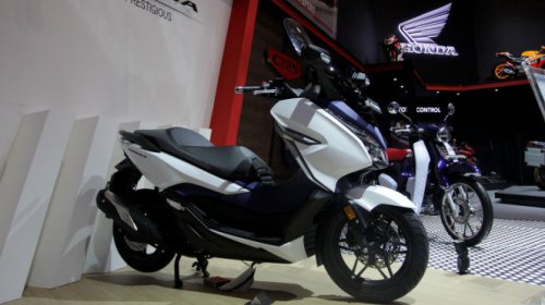 Selisih Rp2 Juta, Mending Yamaha Xmax Baru atau Honda Forza Bekas?