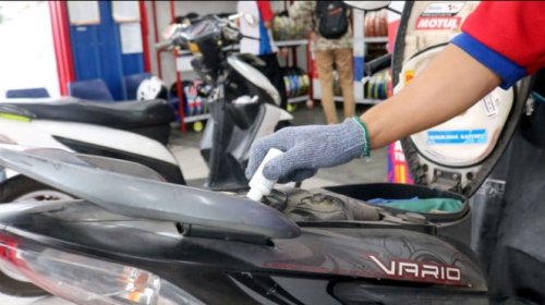 Banyak Orang Salah, Begini Cara Mencuci Motor yang Aman untuk Mesin