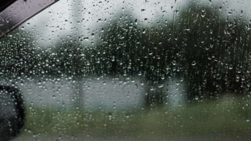 Begini Cara Mudah Hilangkan Embun di Kaca Mobil