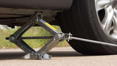 Jangan Sembarangan! Ini Arti dan Pentingnya Aturan Saat Menggunakan Dongkrak Mobil