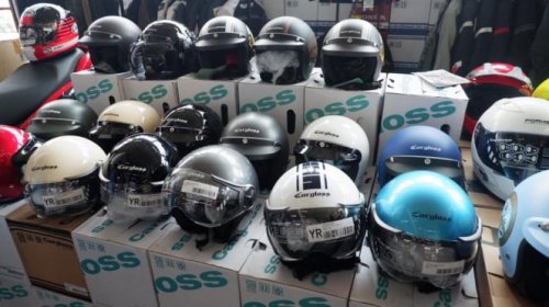 Musim Hujan Datang, Lebih Ideal Helm Half Face atau Full Face?