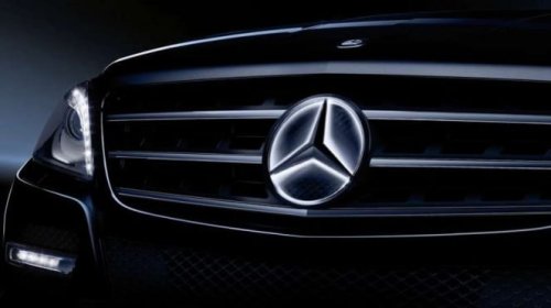 Mercedes-Benz, Tak Hanya Mobilnya yang Canggih, Kini Mercedes-Benz Gunakan Anjing Robot di Pabriknya!