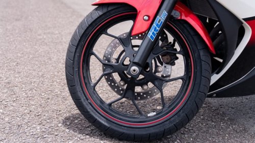 Tekanan Angin Ban Motor Harus Dikurangi saat Hujan, Mitos atau Fakta?