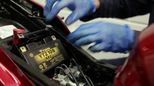 Jangan Nunggu Mati, Ini Tanda-tanda Aki Motor Perlu Diganti