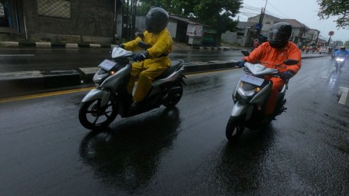 Musim Hujan Datang, Lebih Ideal Helm Half Face atau Full Face?