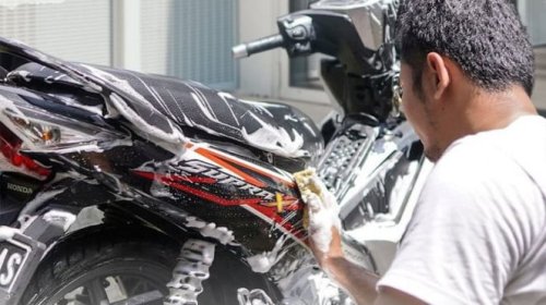 Banyak Orang Salah, Begini Cara Mencuci Motor yang Aman untuk Mesin
