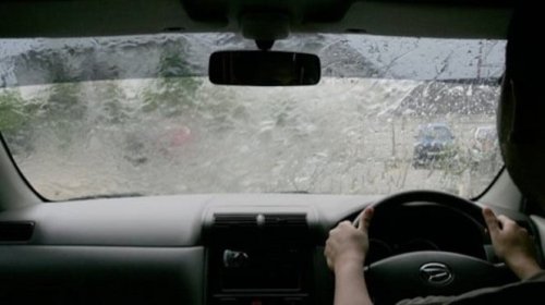 Cara Praktis Atasi Kaca Mobil agar Tetap Bersih saat Musim Hujan
