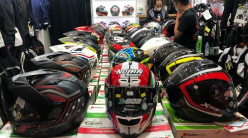 Daftar Helm Motor Paling Ringan yang Diandalkan Pembalap