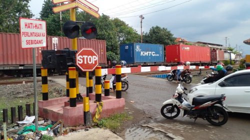 Tips Aman Lewati Rel Kereta Pakai Mobil Hybrid, Jangan Asal Gas