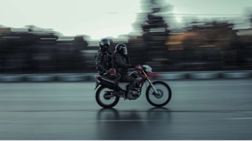 5 Isyarat Tangan Pengendara Motor yang Jarang Diketahui