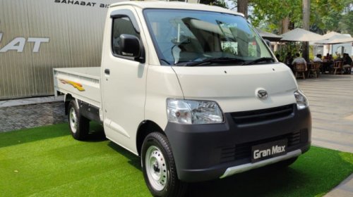 Harga Terbaru Mobil Pikap Andalan UMKM: New Carry vs Hilux Rangga vs Gran Max