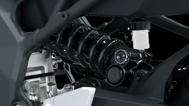 Naik Motor Tinggi, Mending Pangkas Jok atau Turunkan Suspensi?