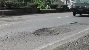 Jalan Berlubang Masih Jadi Ancaman Pengendara di Jakarta